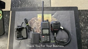 STANDARD HORIZON Sumbmersible HX400 Marine Radio With Battery, Charger, & Mic - Zdjęcie 1 z 12
