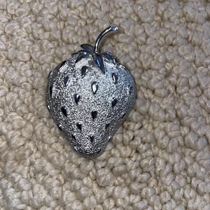 Broche Sarah Coventry Vintage "Strawberry Ice" Tono Plata 1968 - Imagen 1 de 5