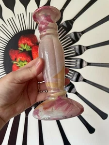Candelabro de vidrio artístico rosa púrpura pintado a mano aspecto mármol 7,5"" de alto - Imagen 1 de 6
