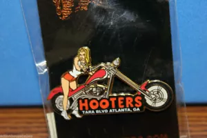 TARA BLVD ATLANTA, GA HOOTERS BLONDES MÄDCHEN AUF ROTEM CHOPPER MOTORRAD BIKE PIN - Bild 1 von 1