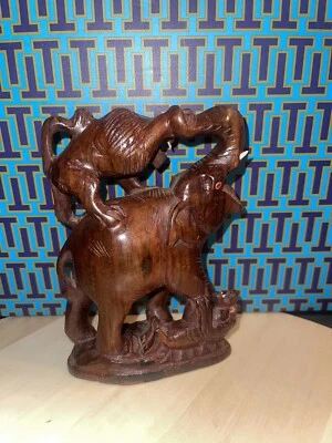 Hermosa Estatuilla Antigua Madera Rara Tallada a Mano León Elefante Luchador Estatua Foto 1 de 4