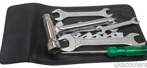 ukscooters VESPA PRÁCTICO KIT DE HERRAMIENTAS Y BOLSA DE CUERO GENUINO NEGRO LLAVE DE ENCHUFE 8 PIEZAS - Imagen 1 de 5