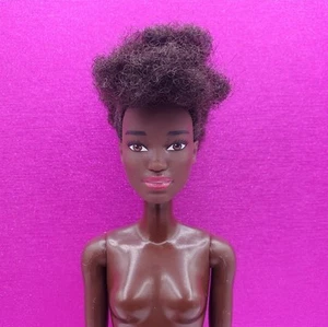 Barbie Fashionistas #HGM58 AA. Desnudo, cabello rediseñado. Rasguño cerca de la cadera - Imagen 1 de 8