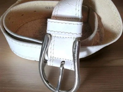 Cinturón de cuero blanco roto Calvin Klein India unisex preppy minimalista clase plateada Foto 1 de 4