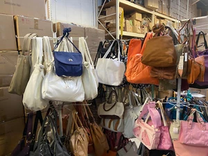 Neuwertige Handtaschen - alles Einzelstücke - immer 10 Stück sortiert - Bild 1 von 2