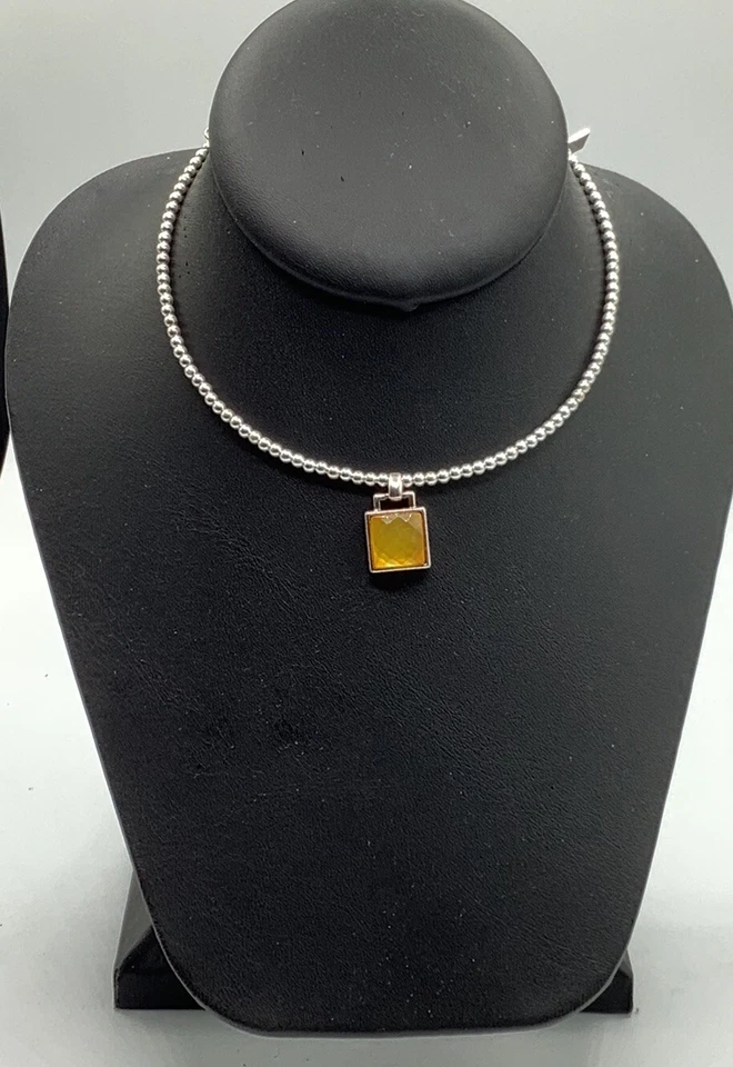 Gargantilla envolvente Anne Klein con colgante cuadrado de color ámbar Foto 1 de 4