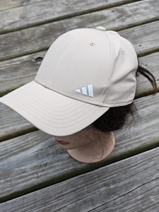 Adidas Damen rückenfreie Pferdeschwanzmütze sand AEROREADY Baseballkappe gebraucht, in einwandfreiem Zustand  - Bild 1 von 7