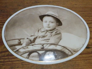 09B50 ANCIEN PORTRAIT PHOTO D'ENFANT SUR PLAQUE OVALE PORCELAINE DE LIMOGES 1910 - Bild 1 von 5