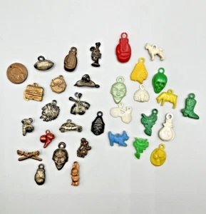 32 VTG Cracker Jack Charms Metal Celluloid Plastic Car Football Skull Boot Music - Bild 1 von 10