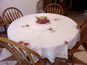 Bestickte rote Rose 68" Runde Satin Tischdecke, Neu Weiß Urlaub Tischdecke - Bild 1 von 8