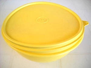 VINTAGE TUPPERWARE AMARILLO MEZCLADOR 236/8 + TAPA 228/11 EN MUY BUEN ESTADO - Imagen 1 de 3