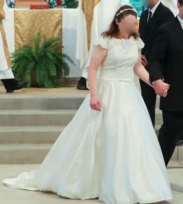 Modest Allure 缎面蕾丝象牙色球服婚纱礼服,14 码带面纱 — 第 1/4 张图片