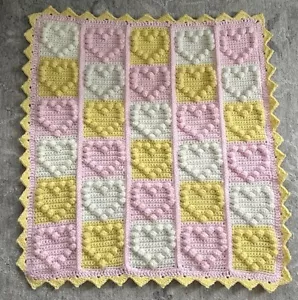 GEHÄKELTE HANDARBEIT BABY MÄDCHEN DECKE POPCORN HERZSTICH ROSA-GELB-CREME - Bild 1 von 7