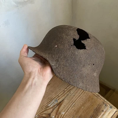 Elmetto tedesco originale Wehrmacht reliquia del campo di battaglia danneggiato ww2 - Immagine 1 di 4