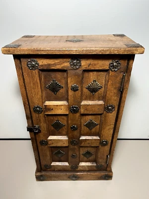 Cofre de madera vintage artesanal de 16" con estantes y emblemas metálicos Foto 1 de 4