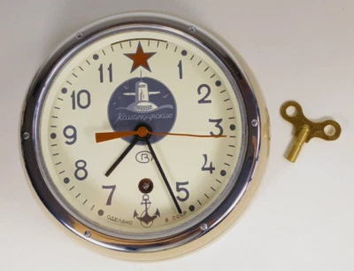 Reloj y llave submarino marítimo estrella roja Komandirskie Vostok de la Armada Soviética rusa. Foto 1 de 4