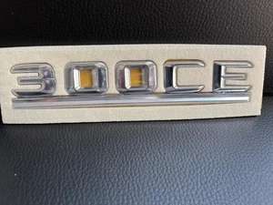 Schriftzug Typenschild "300CE" Kofferraumdeckel für Mercedes W124 Coupe NEU - Picture 1 of 2
