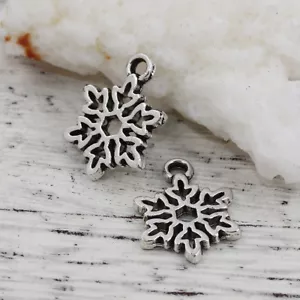 30 ANTIQUE SILVER CHRISTMAS SNOWFLAKE CHARM~15x11mm~Cards~Wine Glass Charm (X21) - Picture 1 of 3
