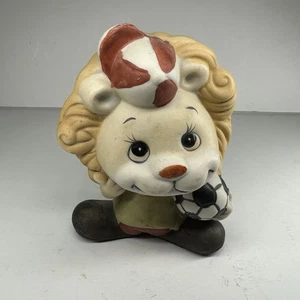 Vintage 1980er ENESCO Keramik handbemalt anthropomorphe Löwe Figur Fußball - Bild 1 von 5