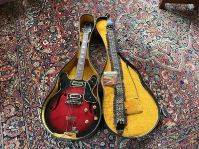 Электрогитара Univox с полым корпусом с оригинальным чехлом, ремнем, ударной штангой, струнами - Изображение 1 из 4