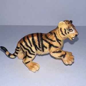 Modellino Safari Ltd 3" Tiger Cub Wildlife 1996 - Foto 1 di 9
