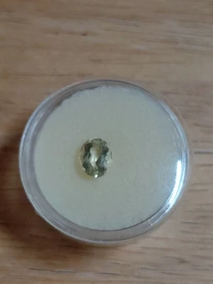 Piedra preciosa suelta de corte ovalado de berilo verde natural de 1,24 quilates Foto 1 de 2