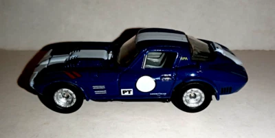 Chevrolet Corvette 1963 Johnny Lightning - escala 1/64 - con pilotos reales Foto 1 de 4