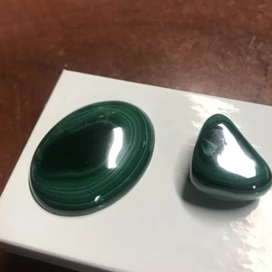 34 Gramm 2x Malachite Polished Oval Pieces With Splits Mined In Zaire - Picture 1 of 12