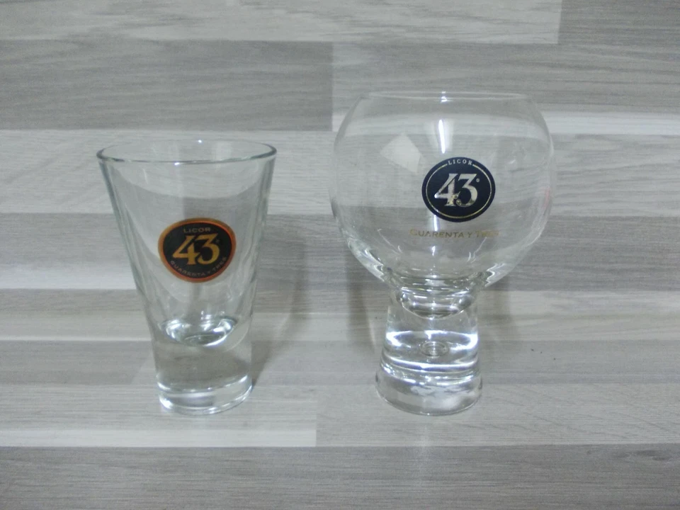 2 verschiedener Likör Gläser Licor 43 mit schwerem boden  - Bild 1 von 1