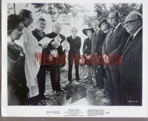 Foto d'epoca 1973 Robert Morley e cani barboncino nel teatro di sangue - Foto 1 di 1