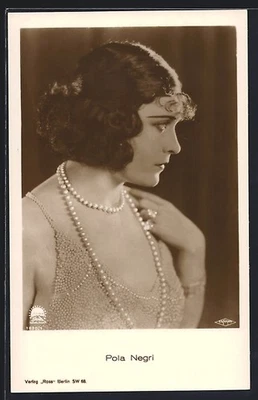 Attrice Pola Negri con collana di perle, cartolina  - Immagine 1 di 2