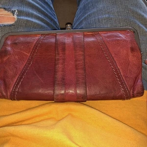 Hobo Lauren Clutch Kiss Click Wallet 5 X8.5 Eggplant Classic - Picture 1 of 7
