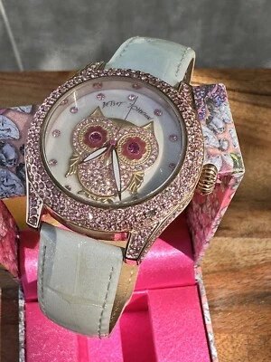 Reloj para mujer Betsey Johnson BJ00019-17 esfera pavé búho piedras rosas acento raro” Foto 1 de 4