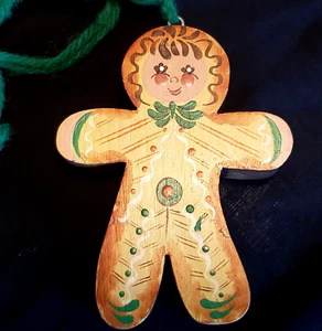 Pan de jengibre pintado a mano niña o niño de colección arte popular adorno de madera Navidad Navidad - Imagen 1 de 5