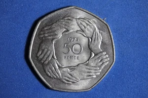 1973 United Kingdom Entry into EEC 50 Pence Copper-Nickel Coin #M24505 - Picture 1 of 2