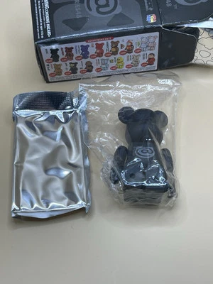 Medicom Bearbrick 100% Serie 48 Negro @ Carta Caja Abierta Foto 1 de 2