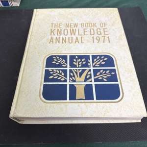 the new book of knowledge Annual 1971 - Bild 1 von 9