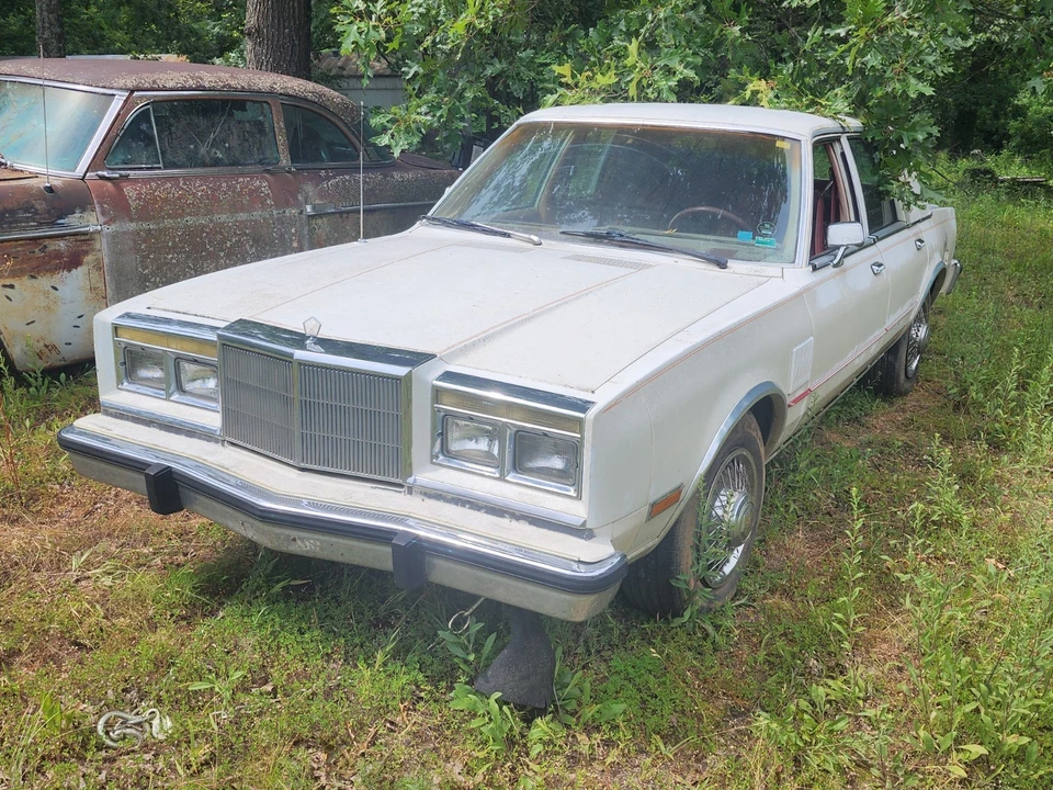 Bisagra del capó lateral izquierdo para Chrysler 5th Avenue Foto 1 de 3