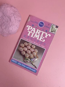 Vintage 1989 Pillsbury Classic Cookbook Booklet Party Time Recipes #99 Desserts - Foto 1 di 6