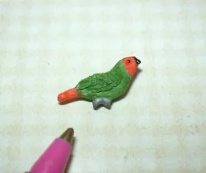 Miniatur kleiner rot/grüner Sitzpapagei, FLÜGEL GEFALTET: PUPPENHAUS 1:12 - Bild 1 von 1