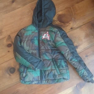 Boy’s M Puffer Jacket Nike Air Jordan Green Camouflage Hooded  Full Zip - Picture 1 of 9