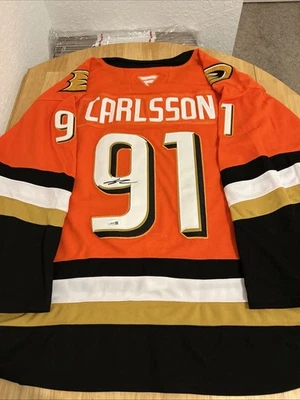 Camiseta deportiva autografiada de Leo Carlsson de los Anaheim Ducks con certificación JSA Foto 1 de 4
