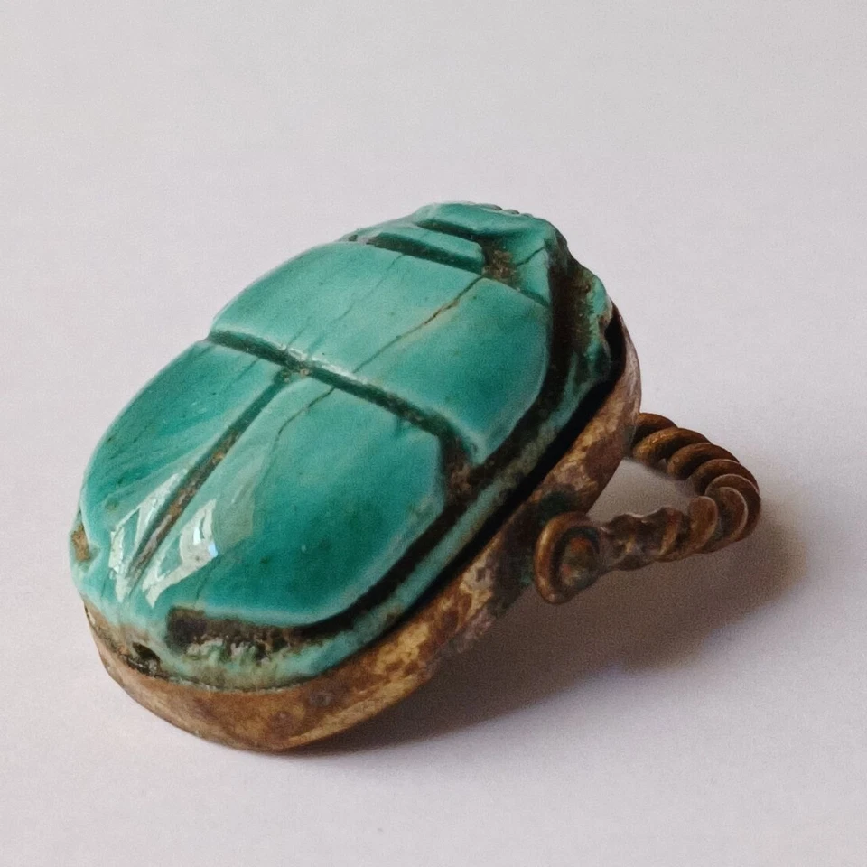 Antiguo anillo de escarabajo egipcio - Hecho a mano de latón con una piedra turquesa Foto 1 de 4