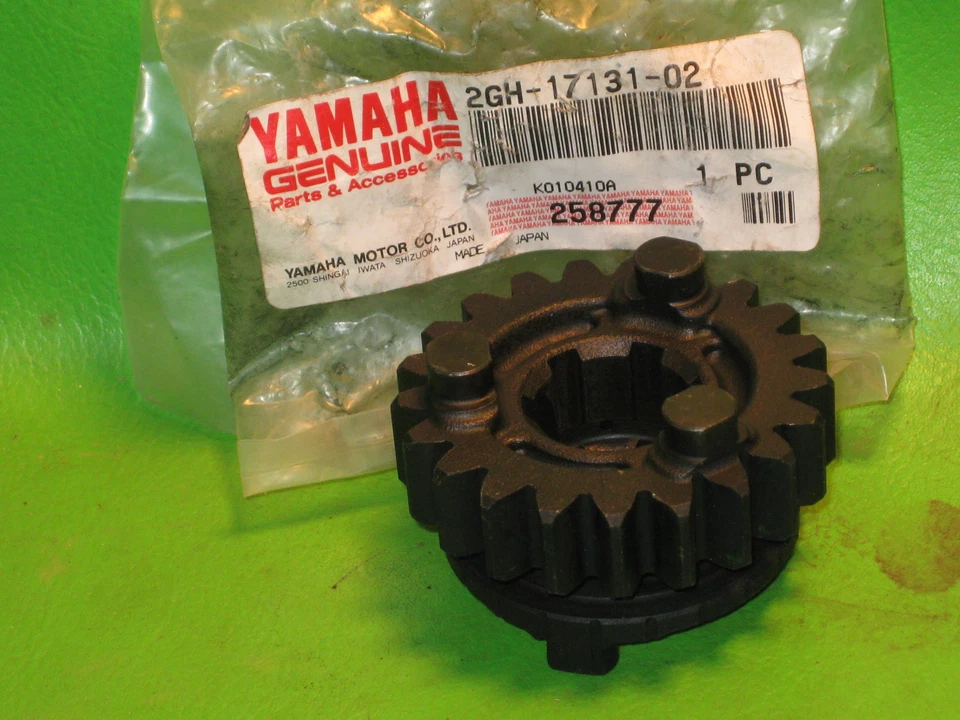 Yamaha YZF1000 1997 TERCER PIÑÓN ENGRANAJE OEM #2GH-17131-02-00 / 2GH-17131-01-00 Foto 1 de 1