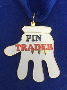 Fantasy Mickey Mouse behandschuhte Hand Anstecknadel Händler Handel Anhänger und Schlüsselband - Bild 1 von 4