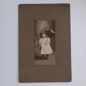 Antike Schrankkarte kleines Mädchen mit Hut & Regenschirm, von Longdon um 1900 - Bild 1 von 5