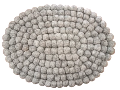 Acogedor hecho a mano: tapete de bola de fieltro para computadoras portátiles/iPads Foto 1 de 3