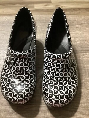Nurse Mates Pillowtop Black & White Color Clog Slides Shoes Women's Size 8.5 M - Image 1 of 4