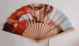 Kylie Minogue. Abanico nuevo sin usar 23 cm. de largo producto oficial - Imagen 1 de 3