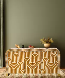 Boho Sideboard mit Knochenintarsien - handgefertigter geschwungener Schrank mit 3 Schubladen & 2 Türen - Bild 1 von 6